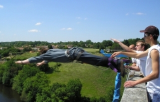 Saut a l eslastique entre amis ou en famille
